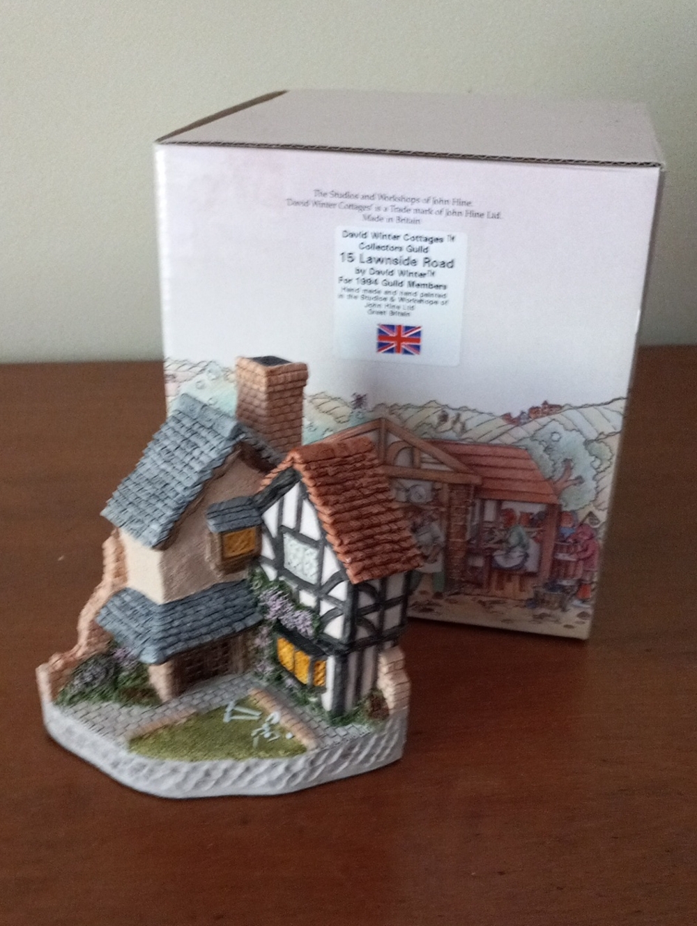 Vintage 1994 David Winter Cottages "15 Lawnside Road" Collectors Guild Boxed